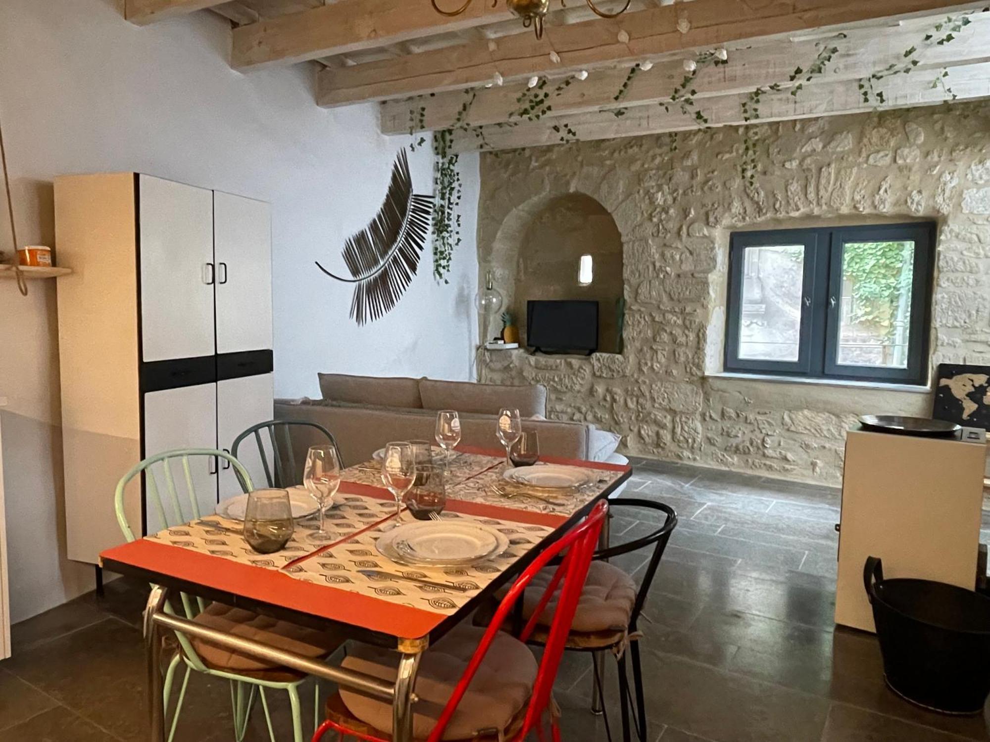 Charmante Maison De Village Collias Eksteriør billede